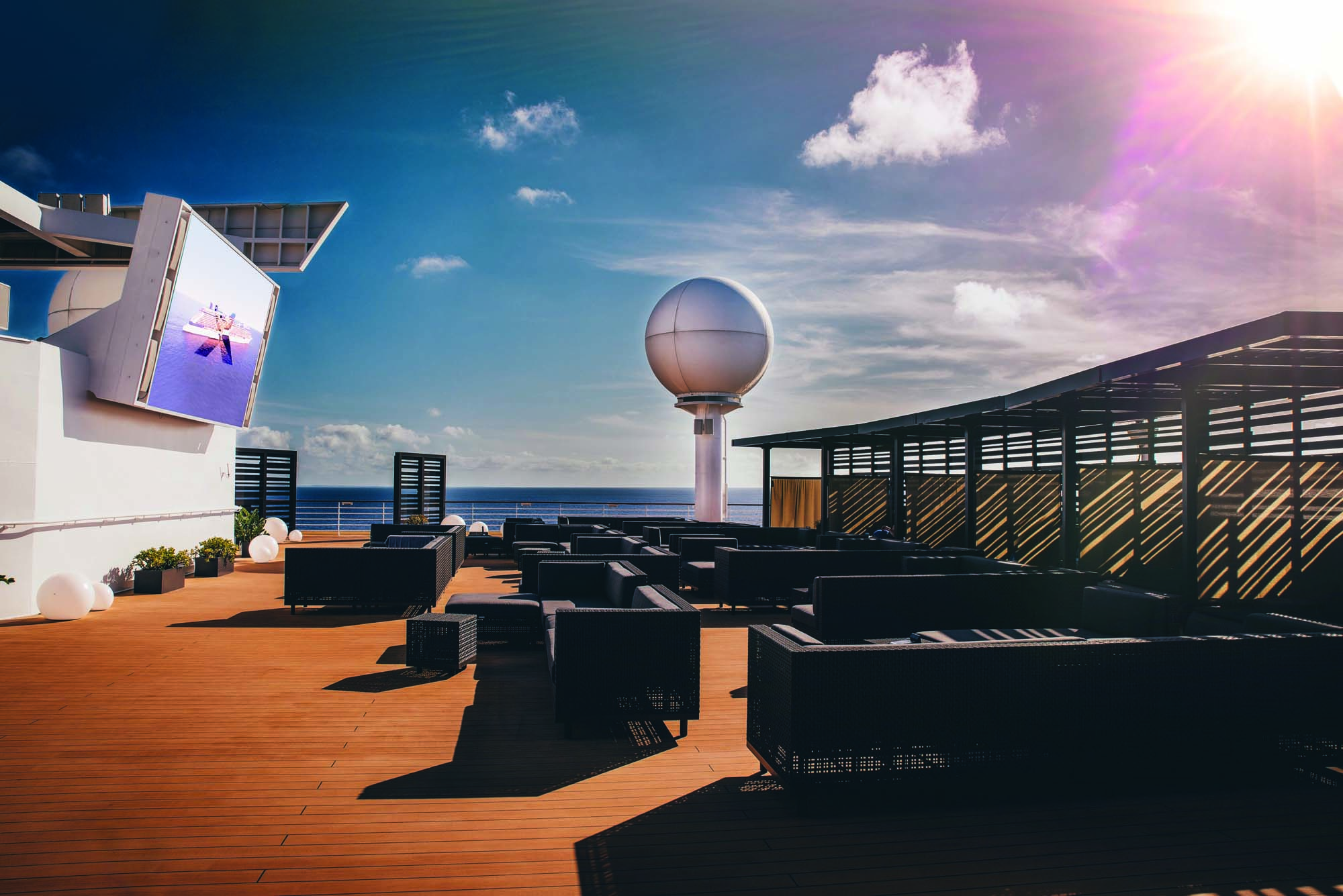 Nyd en film under åben himmel på skibsdækket