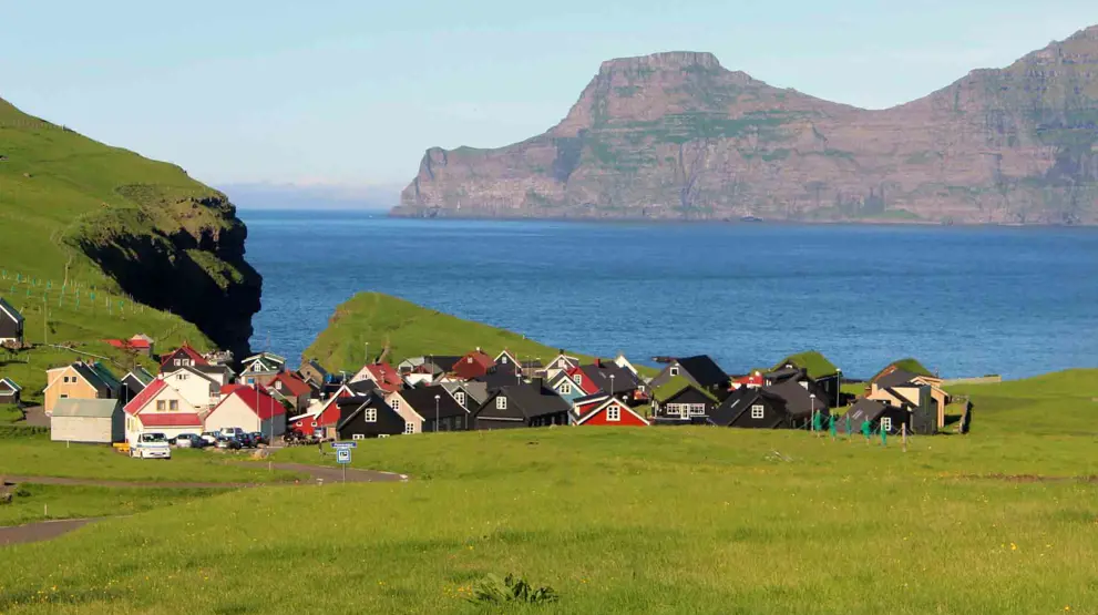 Besøg bl.a. den nordlige bygd Gjógv på Færøerne