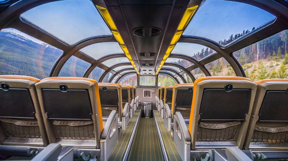 VIA Rail byder på flotte udsigter, når det kører gennem Canadas landskaber og storbyer.