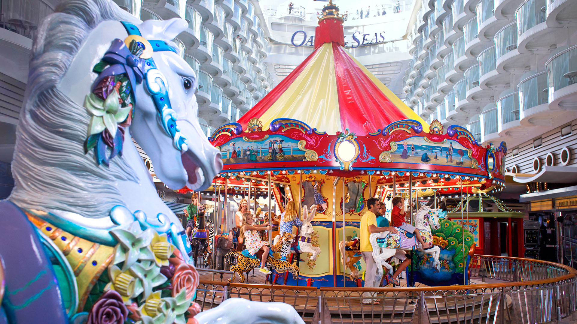 Oplev underholdning i verdensklasse og sjove aktiviteter for hele familien ombord på Harmony of the Seas