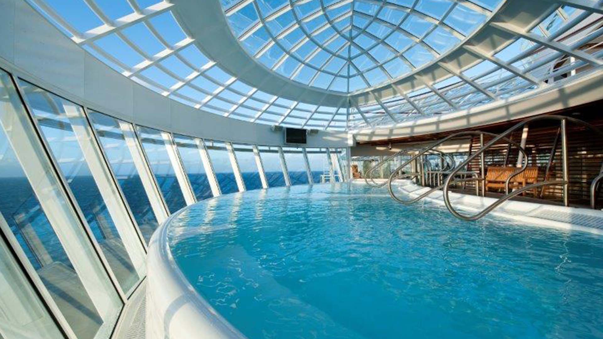 Slap af i en af skibets pools | Symphony of the Seas