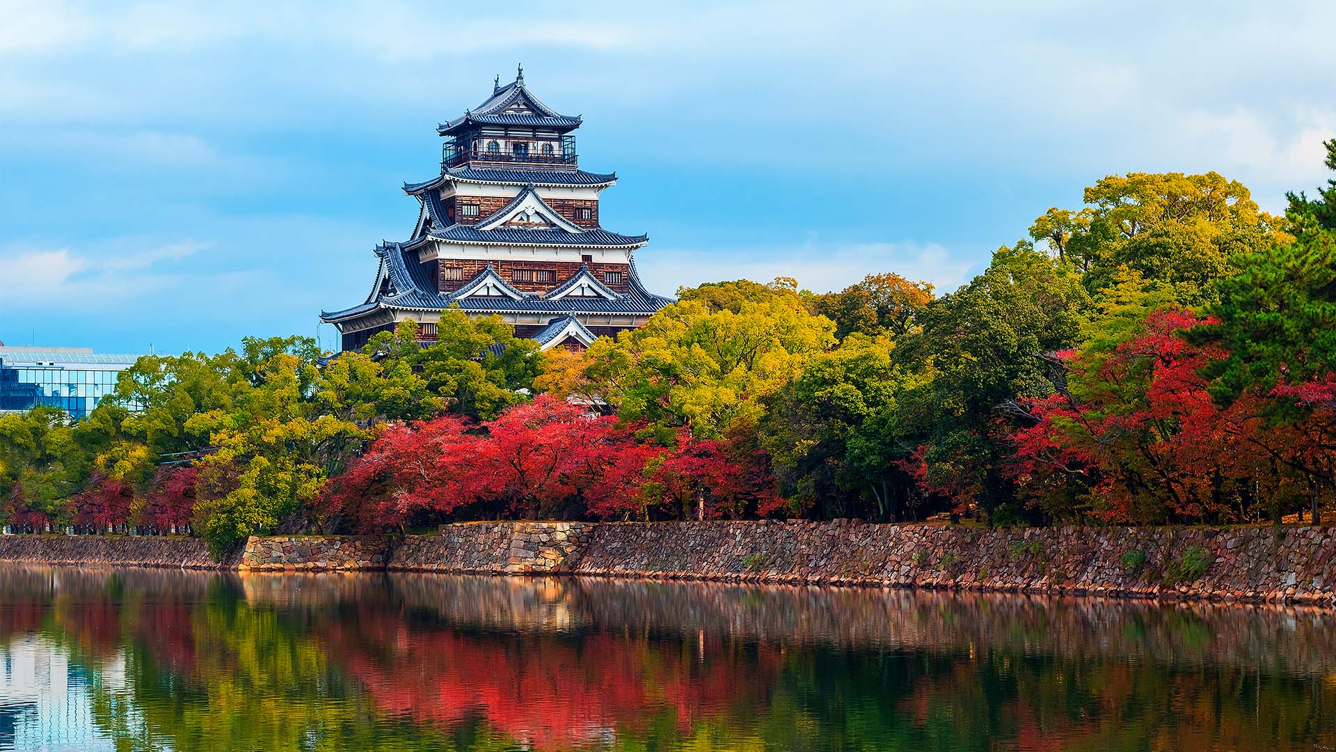 Hiroshima Castle er et smukt syn, især når de fem etager høje tårn spejler sig i floden
