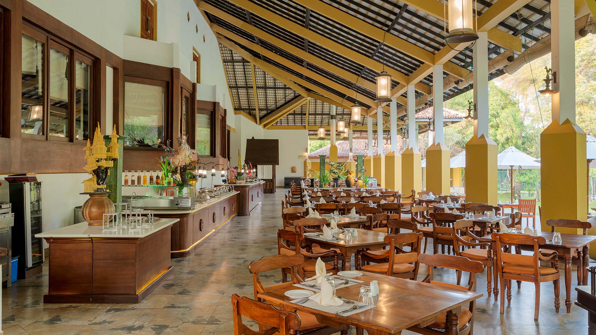 Spis i restauranten med naturens lyde i baggrunden