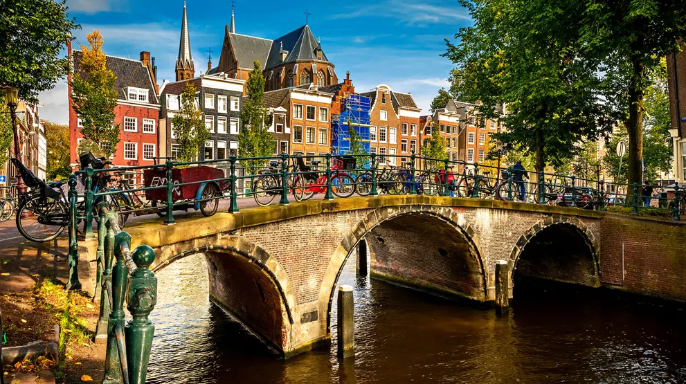Flodkrydstogt i Holland byder på charmerende bygninger, kanaler og blomster