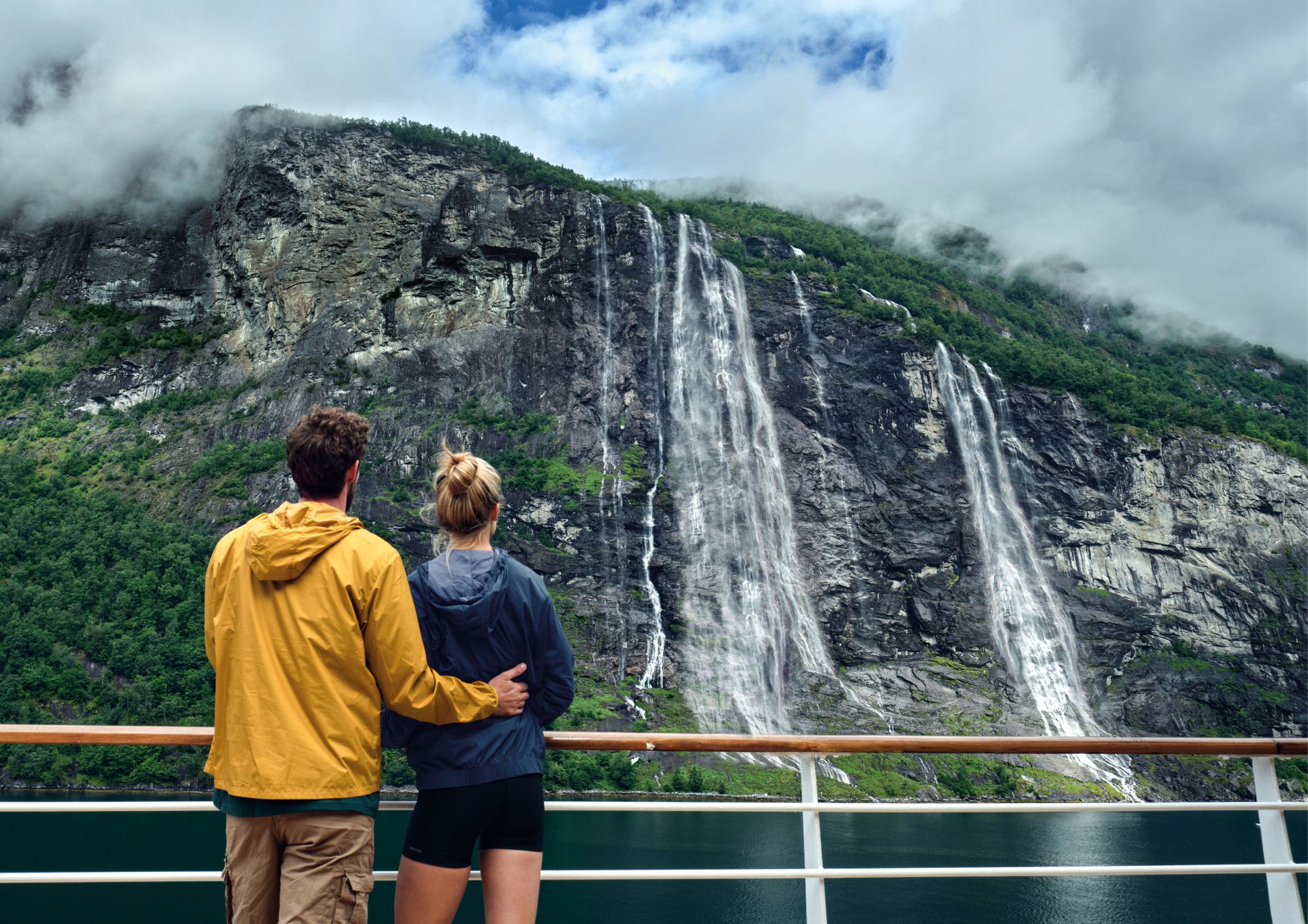 Geirangerfjorden strækker sig gennem et dramatisk landskab med stejle fjeldsider og imponerende vandfald som De Syv Søstre, Frieren og Brudesløret | Foto: Costa Cruises