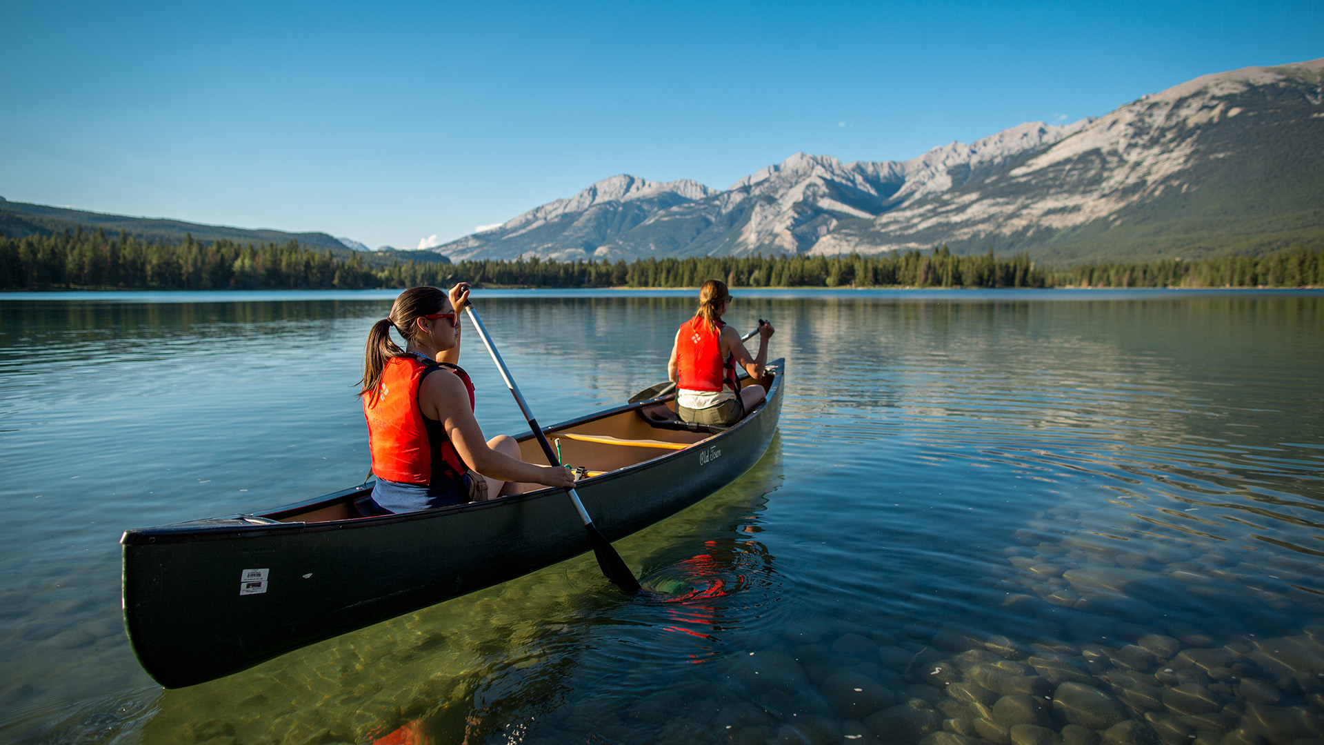 At ro i kano på Canadas søer er en fantastisk måde at opleve naturen. Foto: Parks Canada.