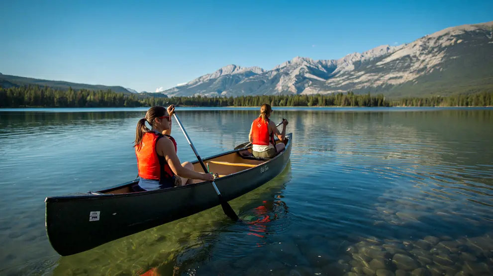 At ro i kano på Canadas søer er en fantastisk måde at opleve naturen. Foto: Parks Canada