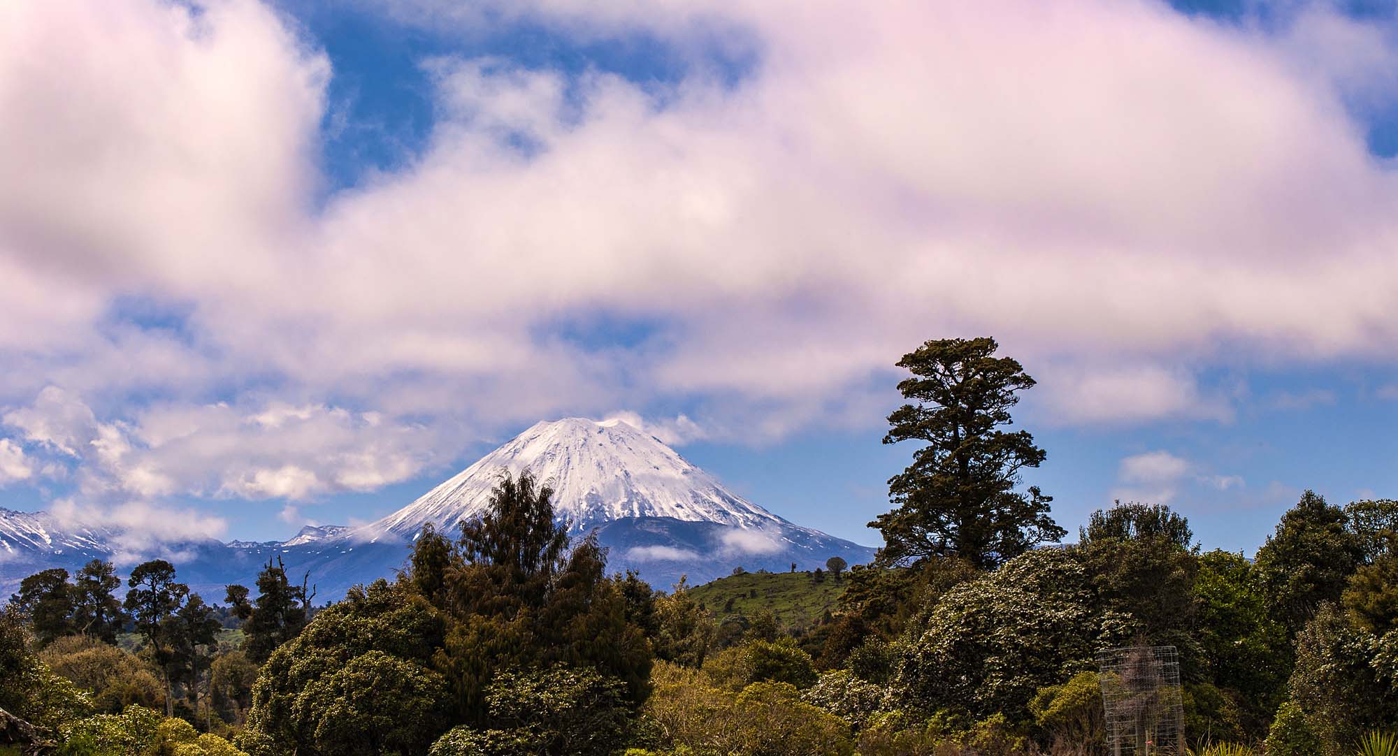 På rejser til New Zealand kan du bl.a. opleve vulkaner i Tongariro National Park.