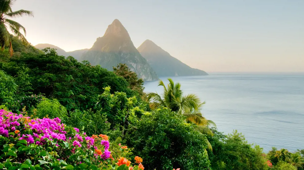 De pittoreske bjergtoppe "Pitons" på St. Lucia i Caribien