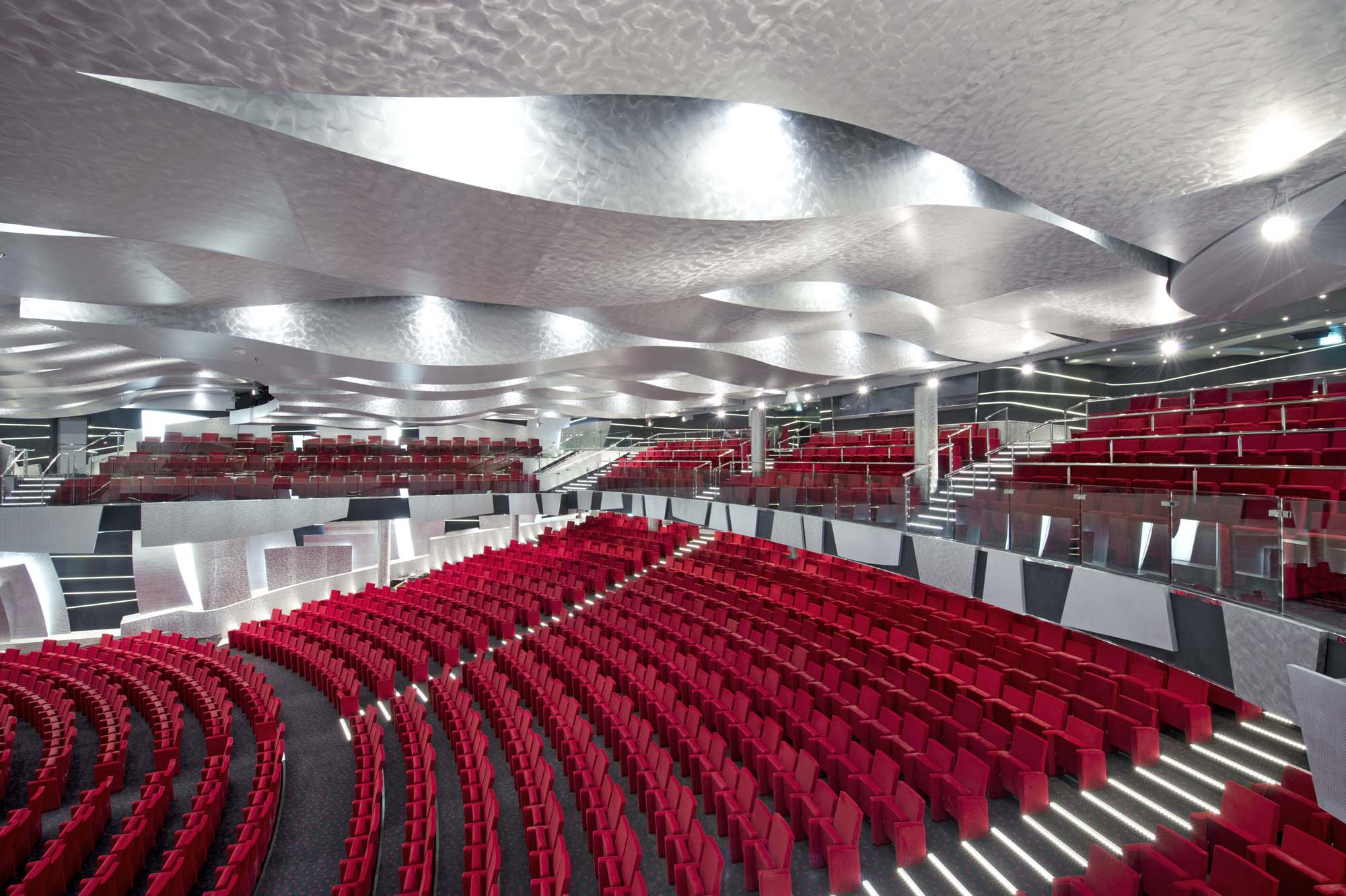 I teatersalen kan du opleve spektakulære forestillinger, der spænder fra Broadway-inspirerede shows til magiske illusioner og cirkusnumre