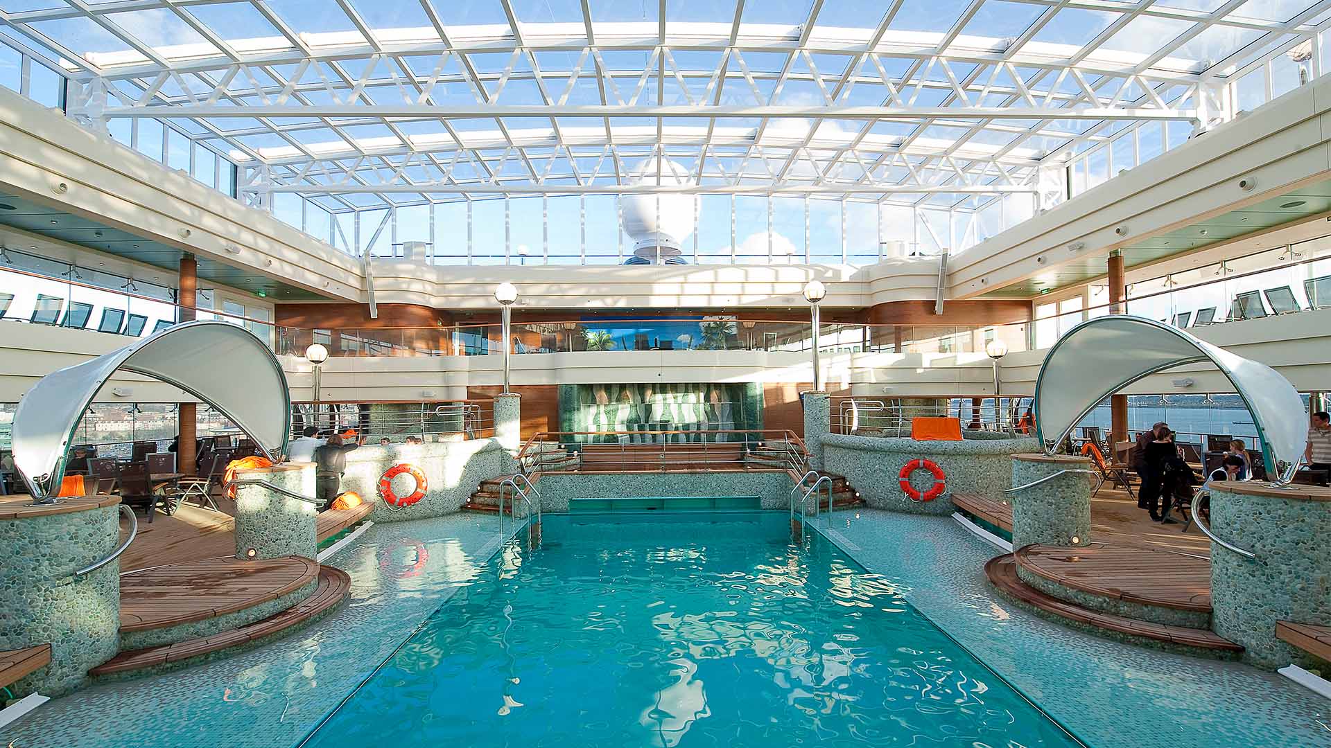 Nyd det indendørs poolområde La Grotta Azzurra ombord på MSC Magnifica