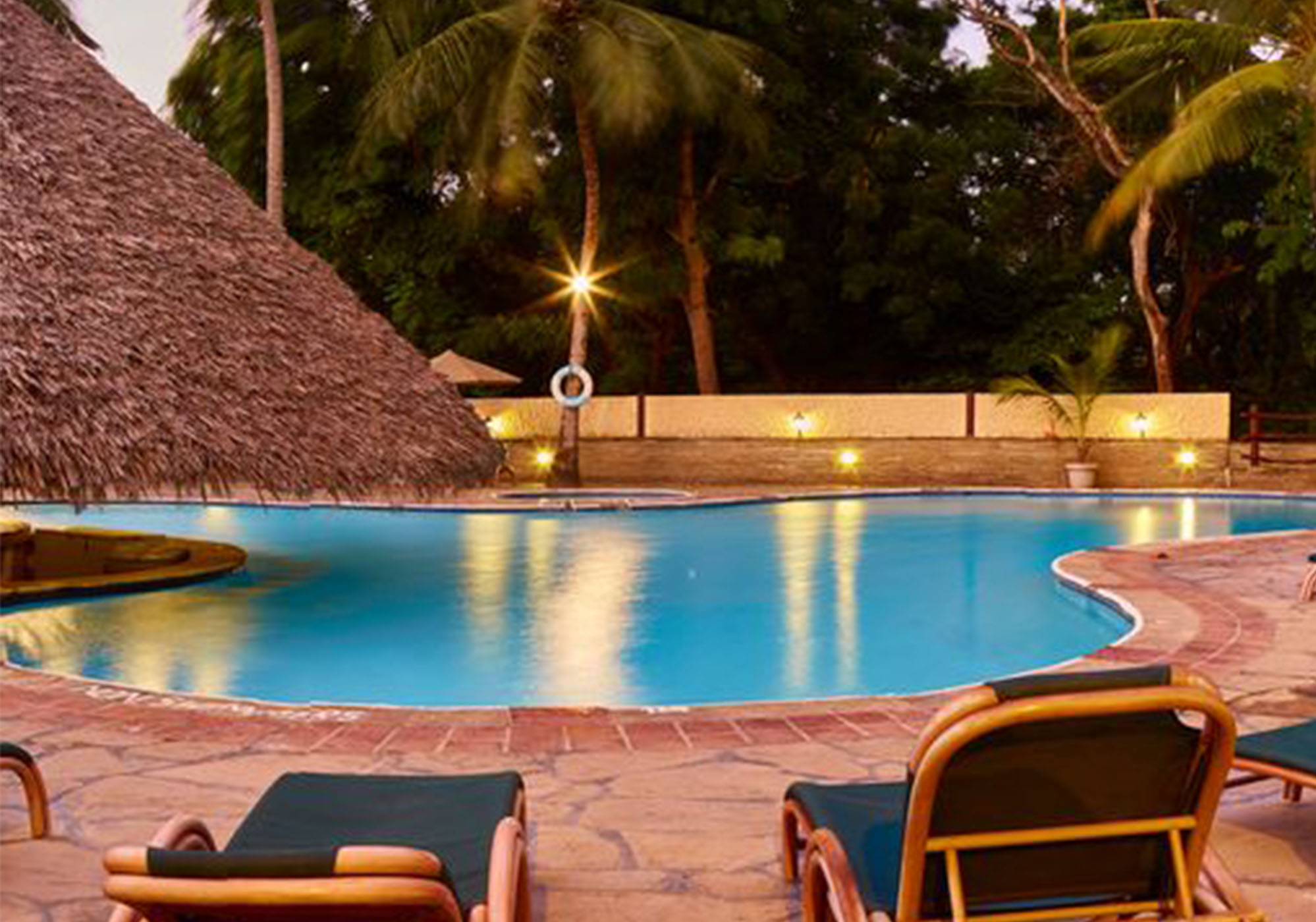 Det charmerende pool område i aftenlys
