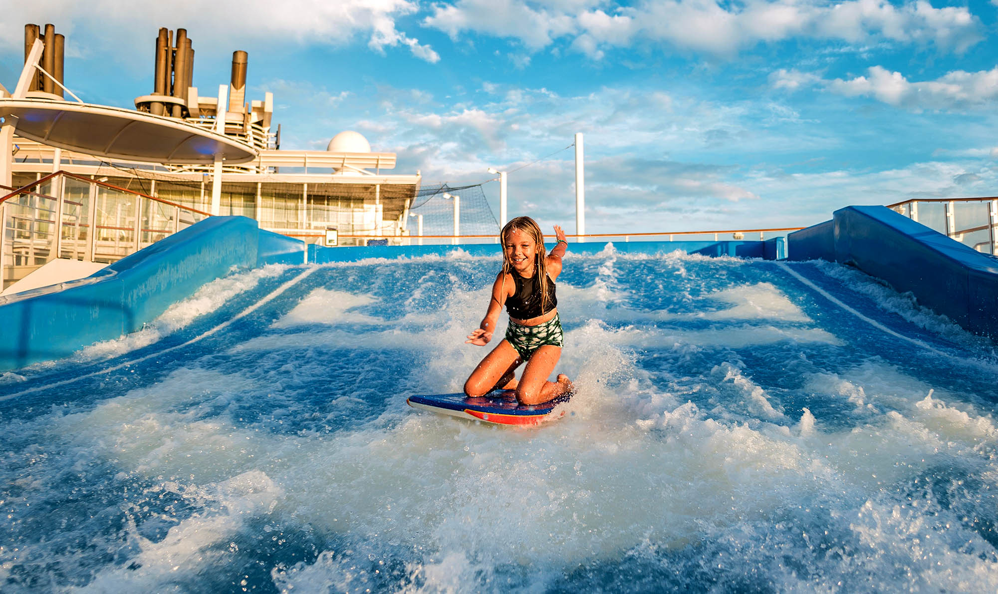 Prøv surfing på FlowRider - en sjov og energisk aktivitet for alle aldre