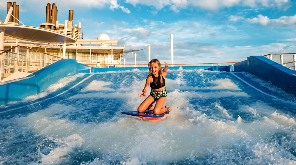 Prøv surfing på FlowRider - en sjov og energisk aktivitet for alle aldre