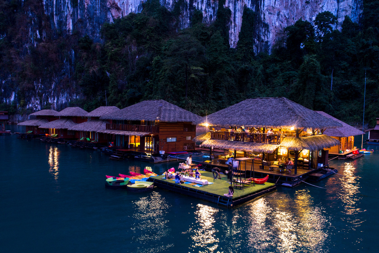 Ro ud i kajak på søen i Khao Sok National Park fra The Greenery Panvaree Floating Resort 