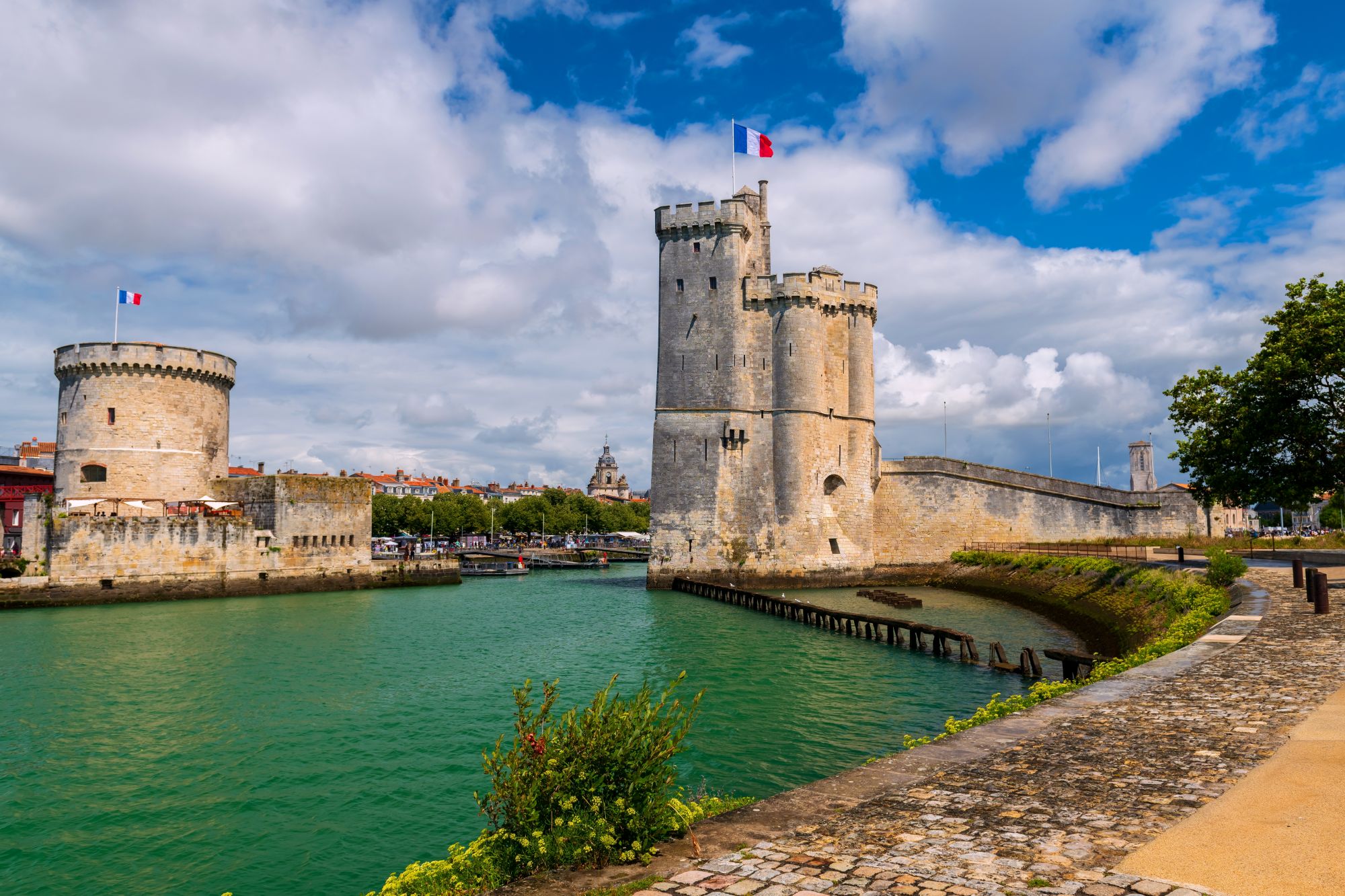 De karakteristiske middelaldertårne ved indsejlingen i La Rochelle