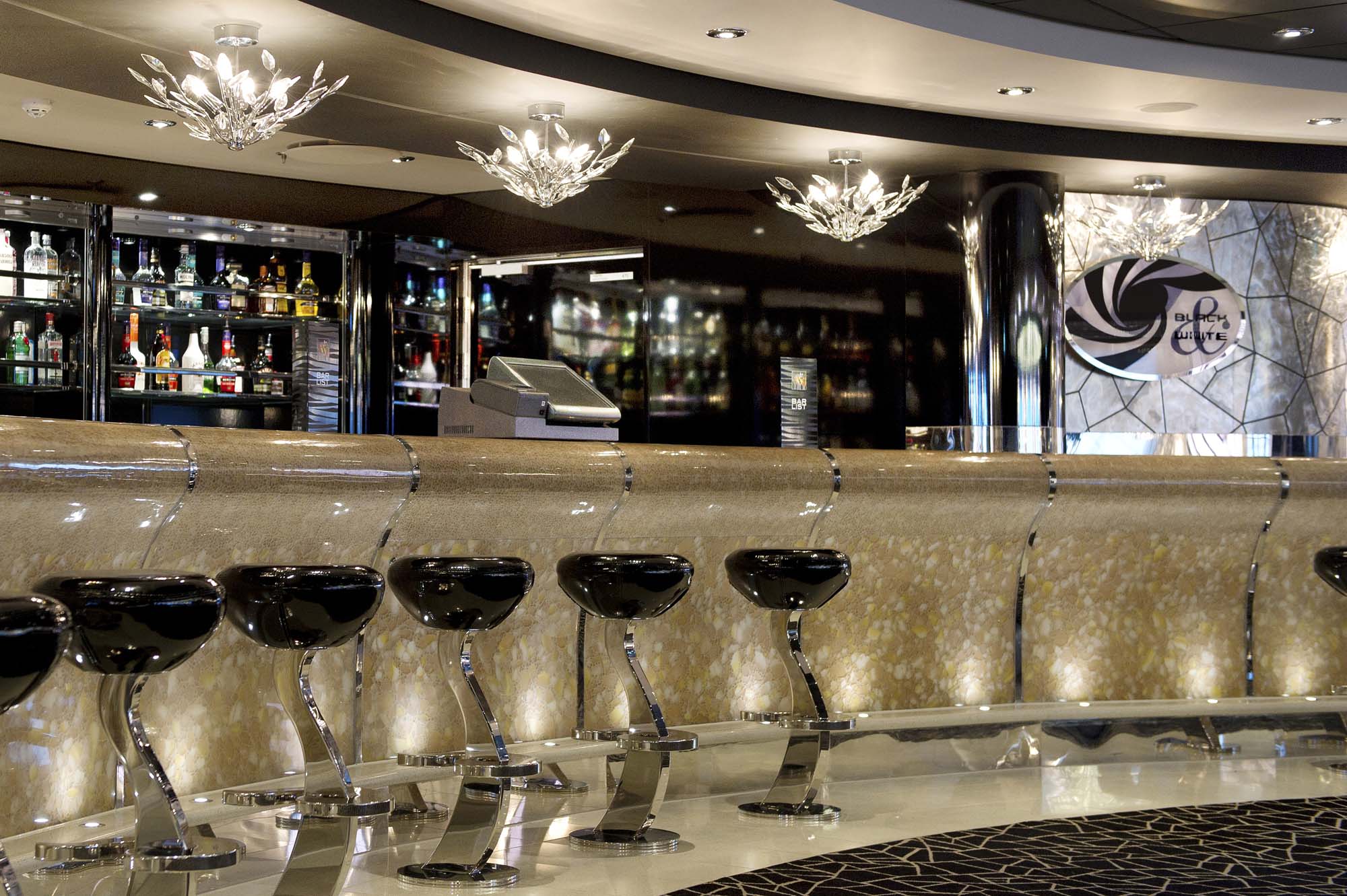 MSC Divina byder på en række hyggelige barer og lounges, der passer til enhver smag