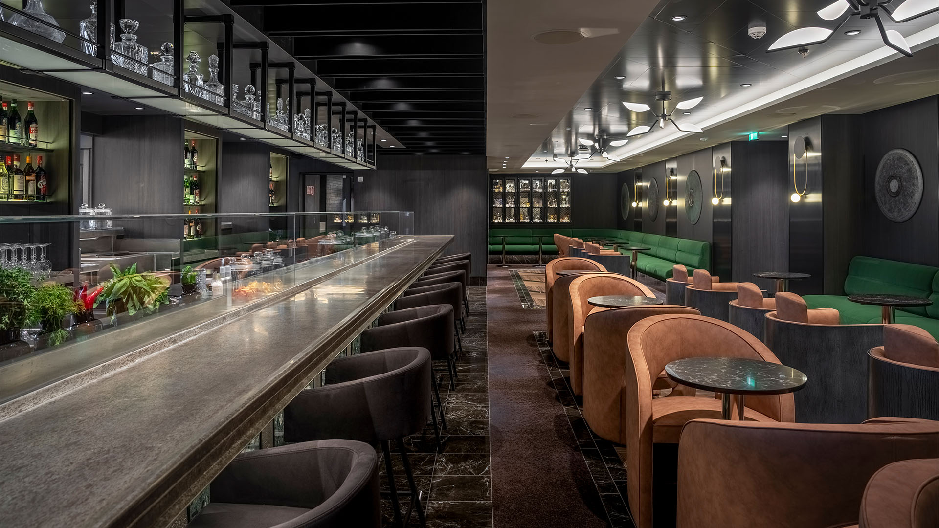 Prøv en signaturcocktail i den eksklusive mixology-bar, Elixir