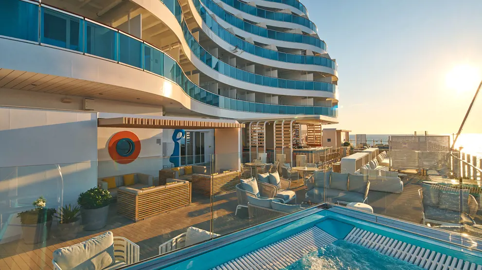 Forkæl jer selv med pool, afslapning og lækker mad ombord på fx Costa Toscana