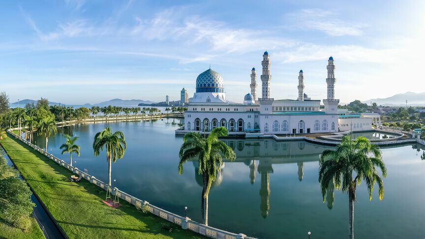Oplev The Floating City Mosque på rejser til Borneo.