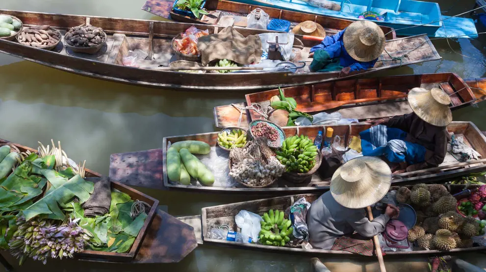 Besøg det flydende marked i Bangkok på din rejse til Thailand.