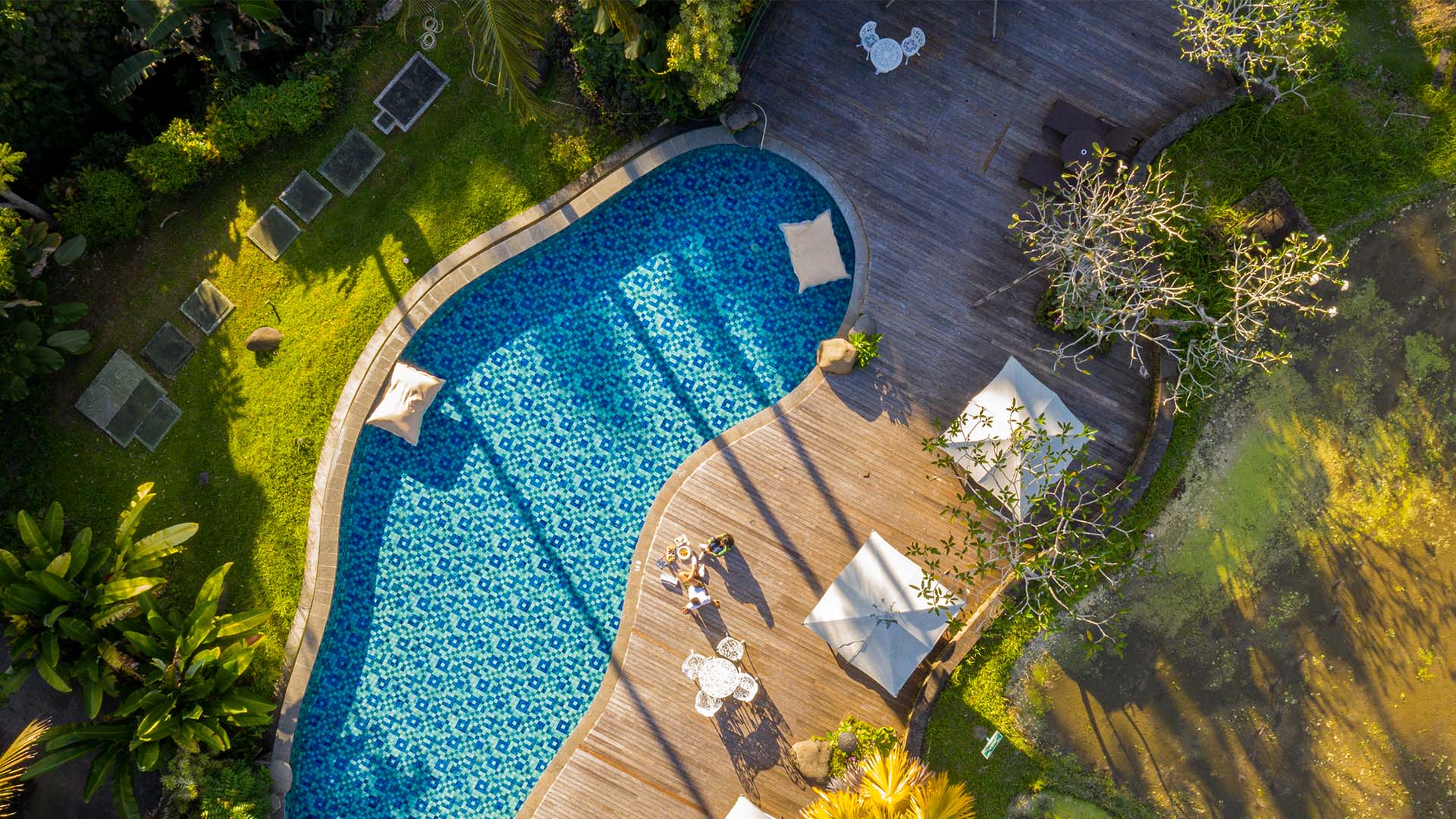 Slap af i det dejlige poolområde