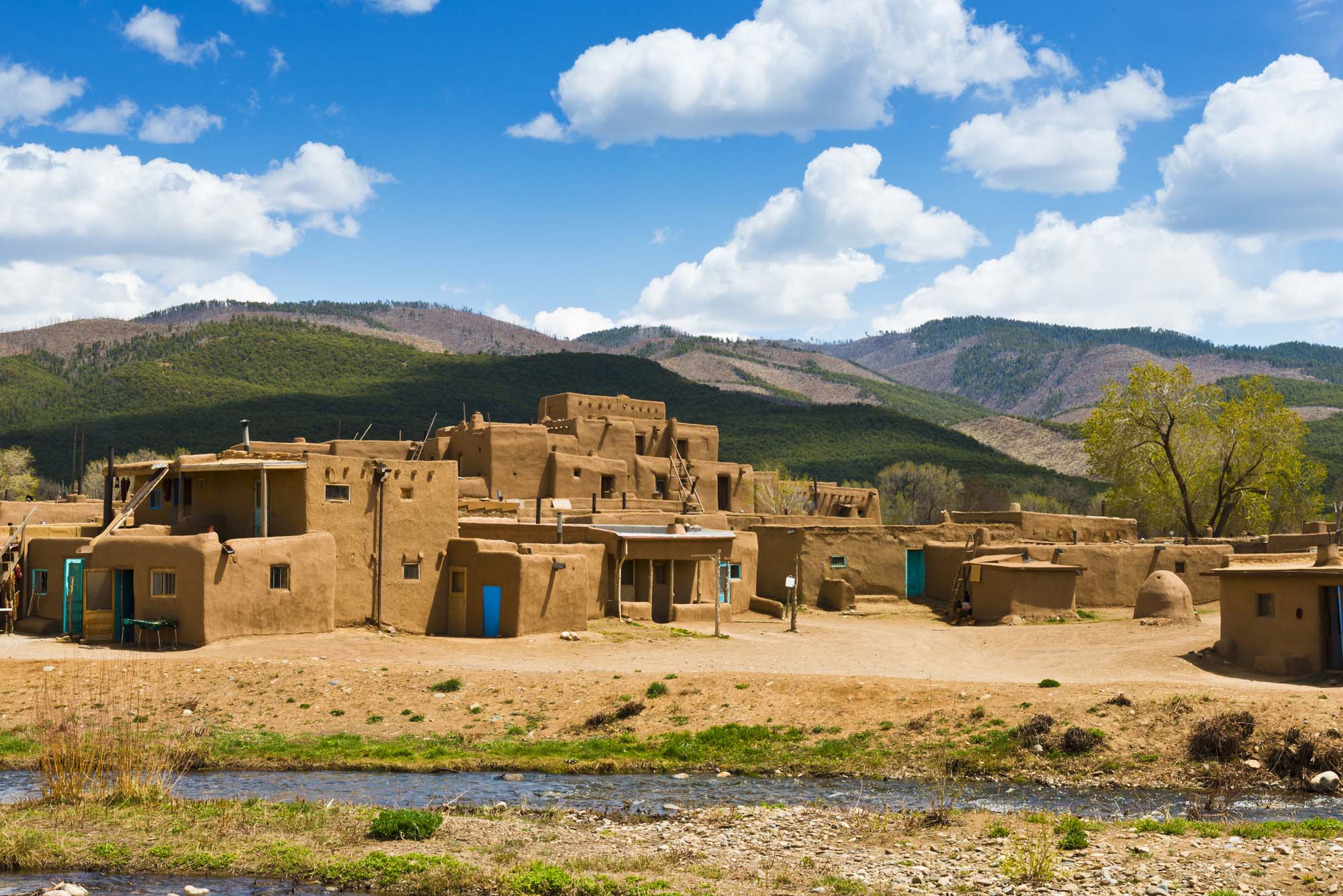 Besøg Taos Pueblos i New Mexico, hvor det indfødte Taos-folk lever på traditionel vis.