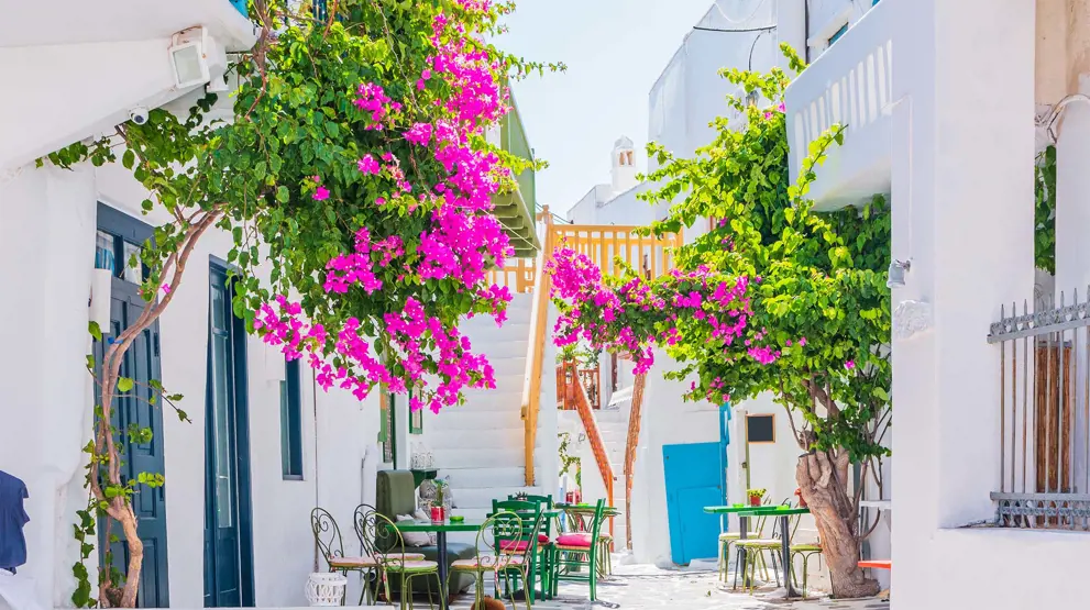 Oplev Mykonos’ autentiske charme blandt hvidkalkede huse og blå skodder