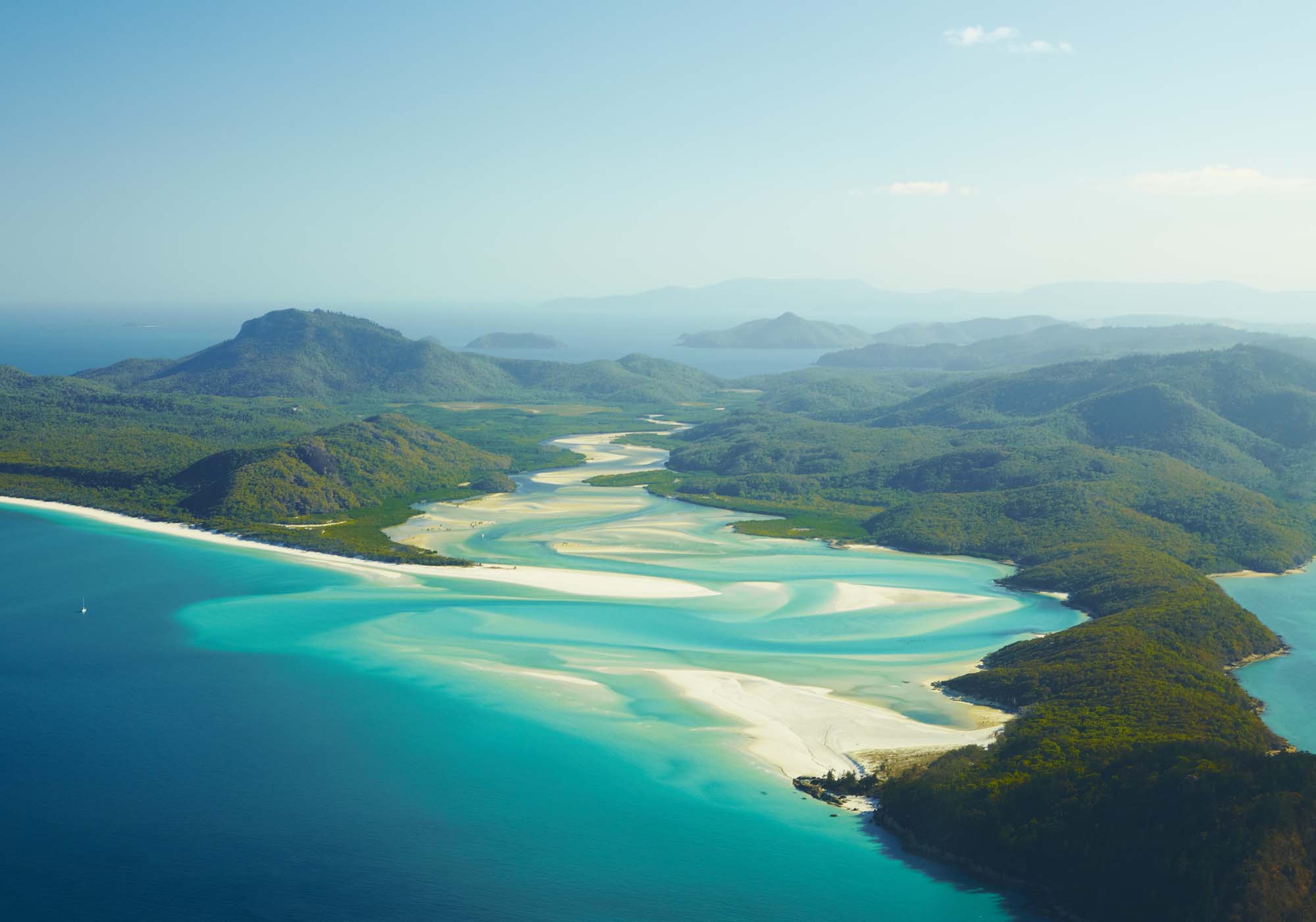 Nyd strandlivet på Whitehaven Beach på Australien-rundrejser. Foto: Tourism Australia.