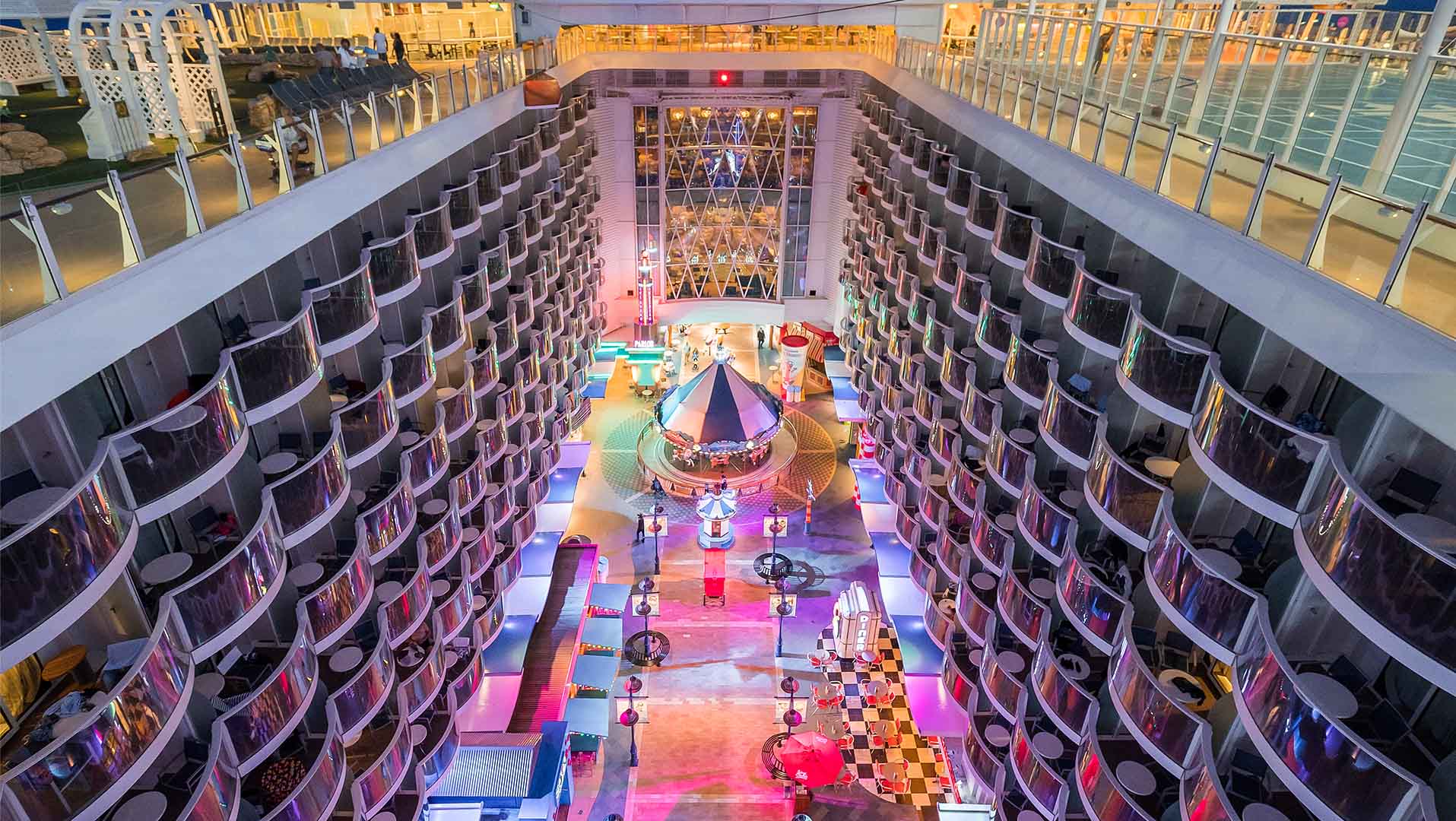 Boardwalk er et livligt og farverigt område med en familievenlig atmosfære inspireret af en klassisk strandpromenade