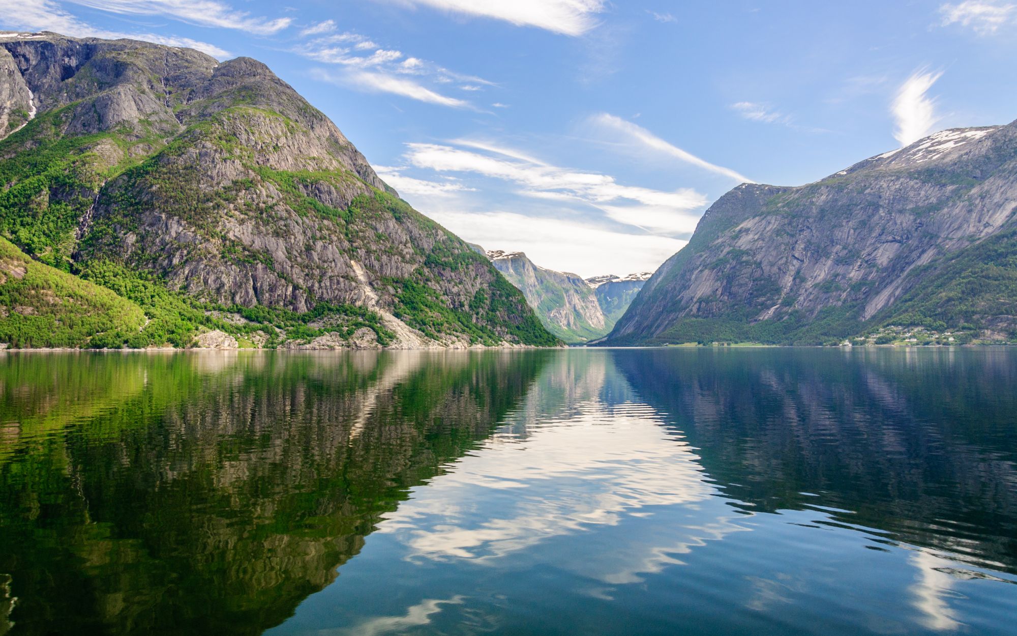 Se Hardangerfjorden omgivet af smukke fjelde