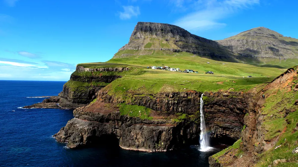 Mulafossur-vandfaldet er et "must see" på enhver rejse til Færøerne