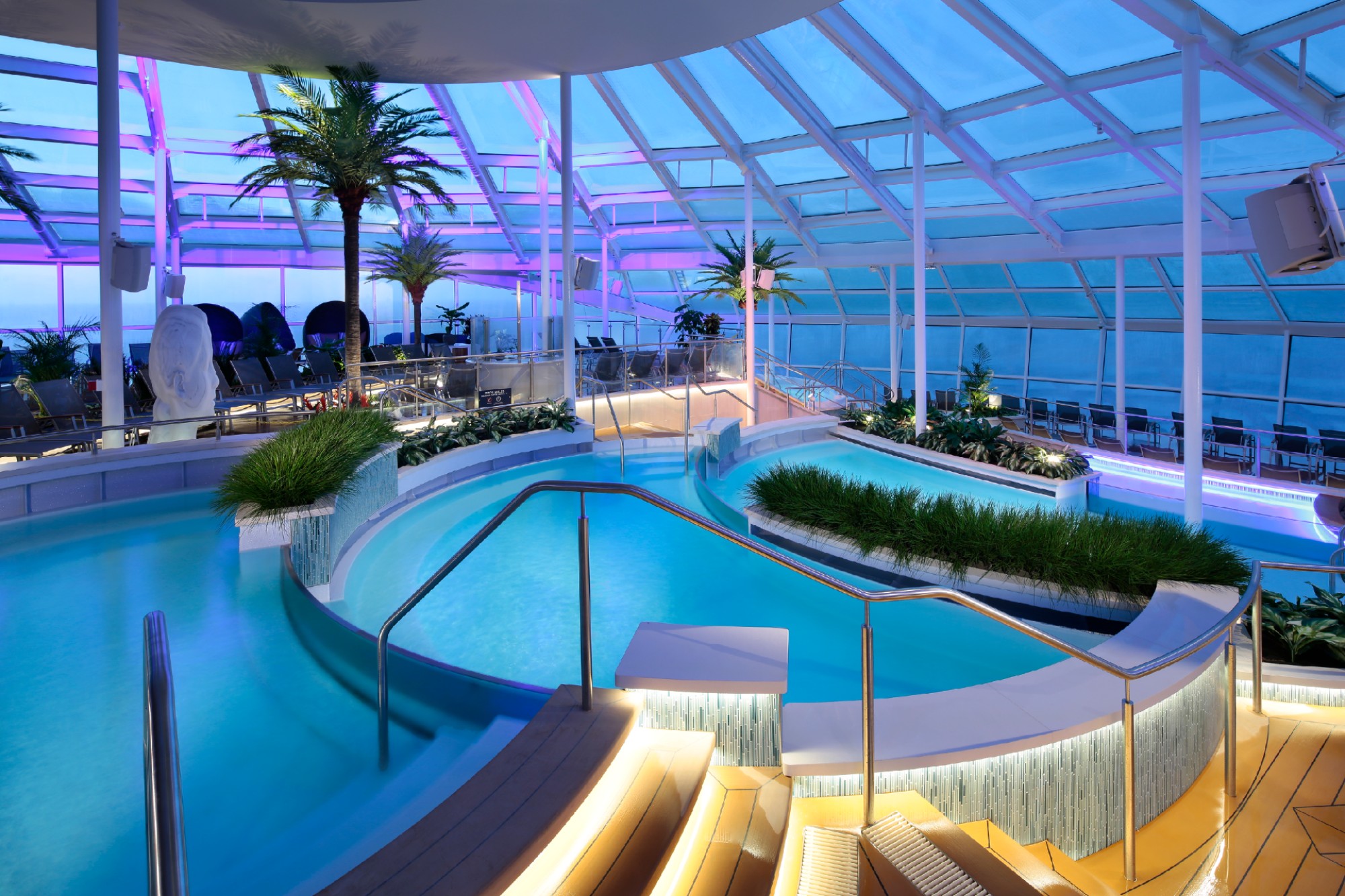 Poolområderne på Royal Caribbeans skibe byder på en afslappet og indbydende stemning