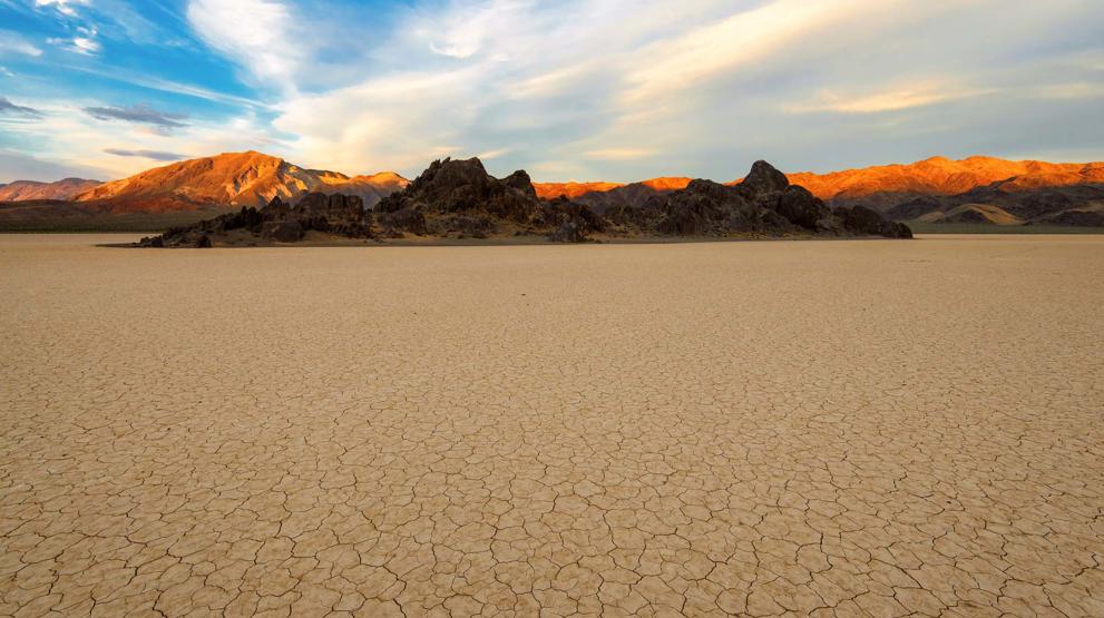 Jorden er knastør i bunden af Death Valley National Park