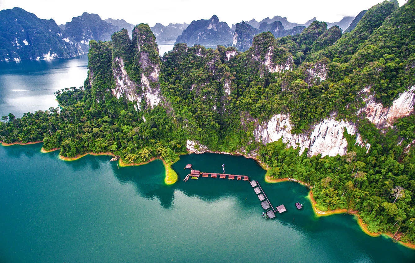 The Greenery Panvaree Floating Resort ligger omgivet af kalkstensklipper i Khao Sok National Park