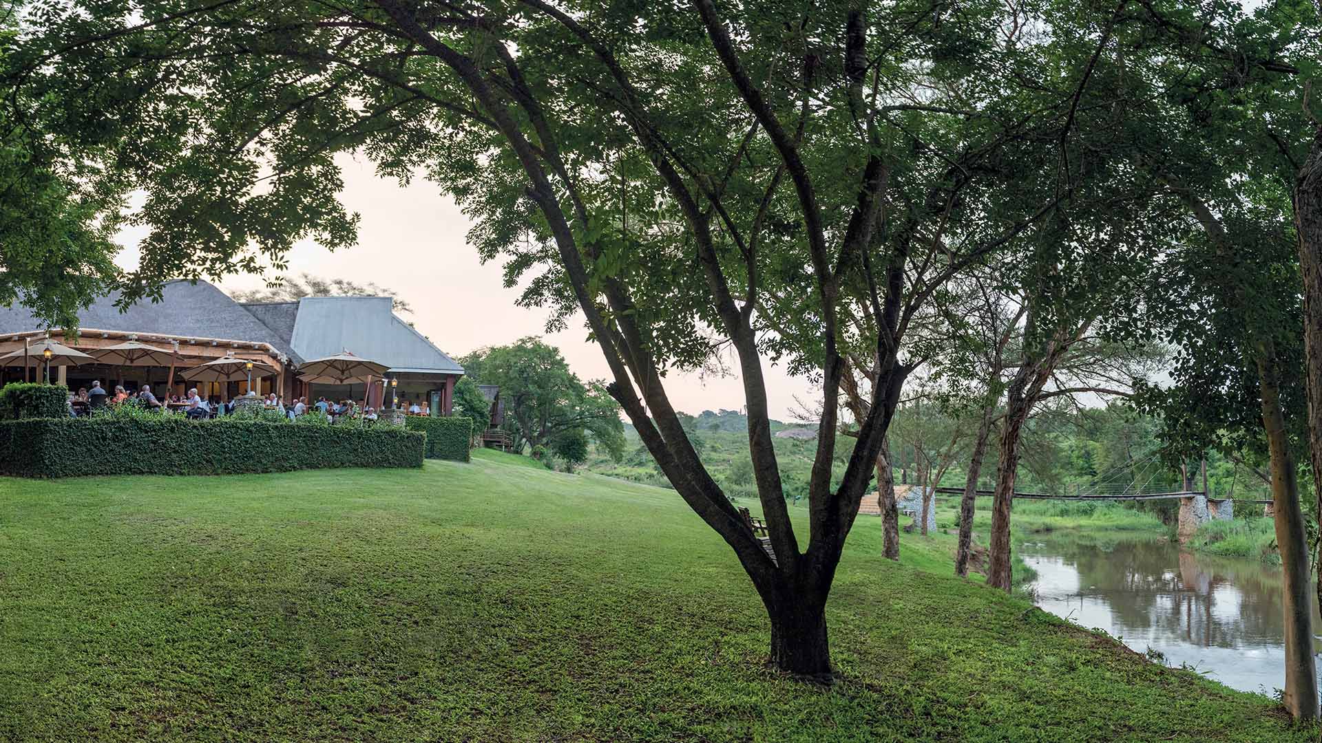 Hotellet ligger ned til floden, hvor man kan være heldig at se dyrelivet.