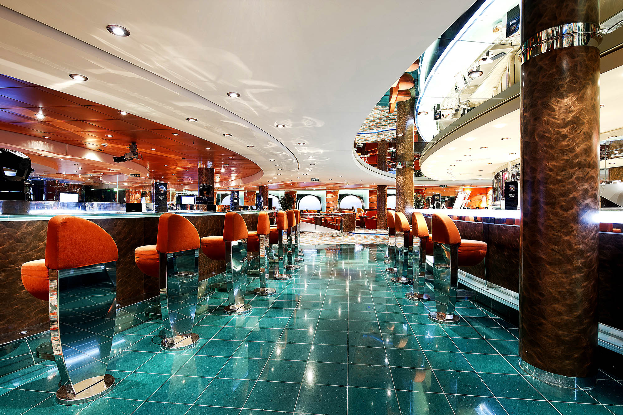 Nyd en kølig drink i en af skibets mange barer