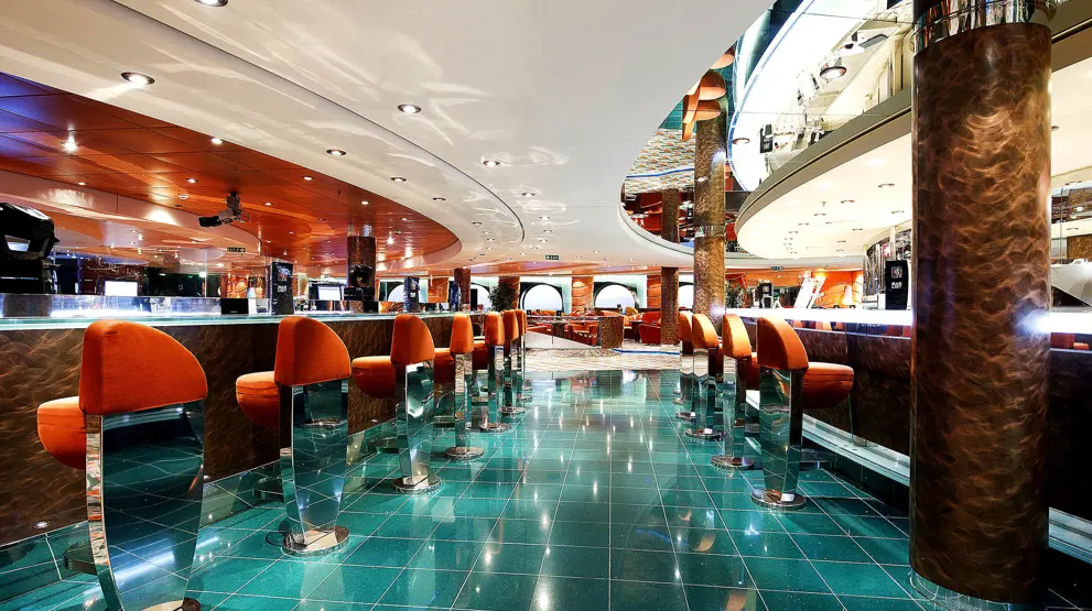 Nyd en kølig drink i en af skibets mange barer