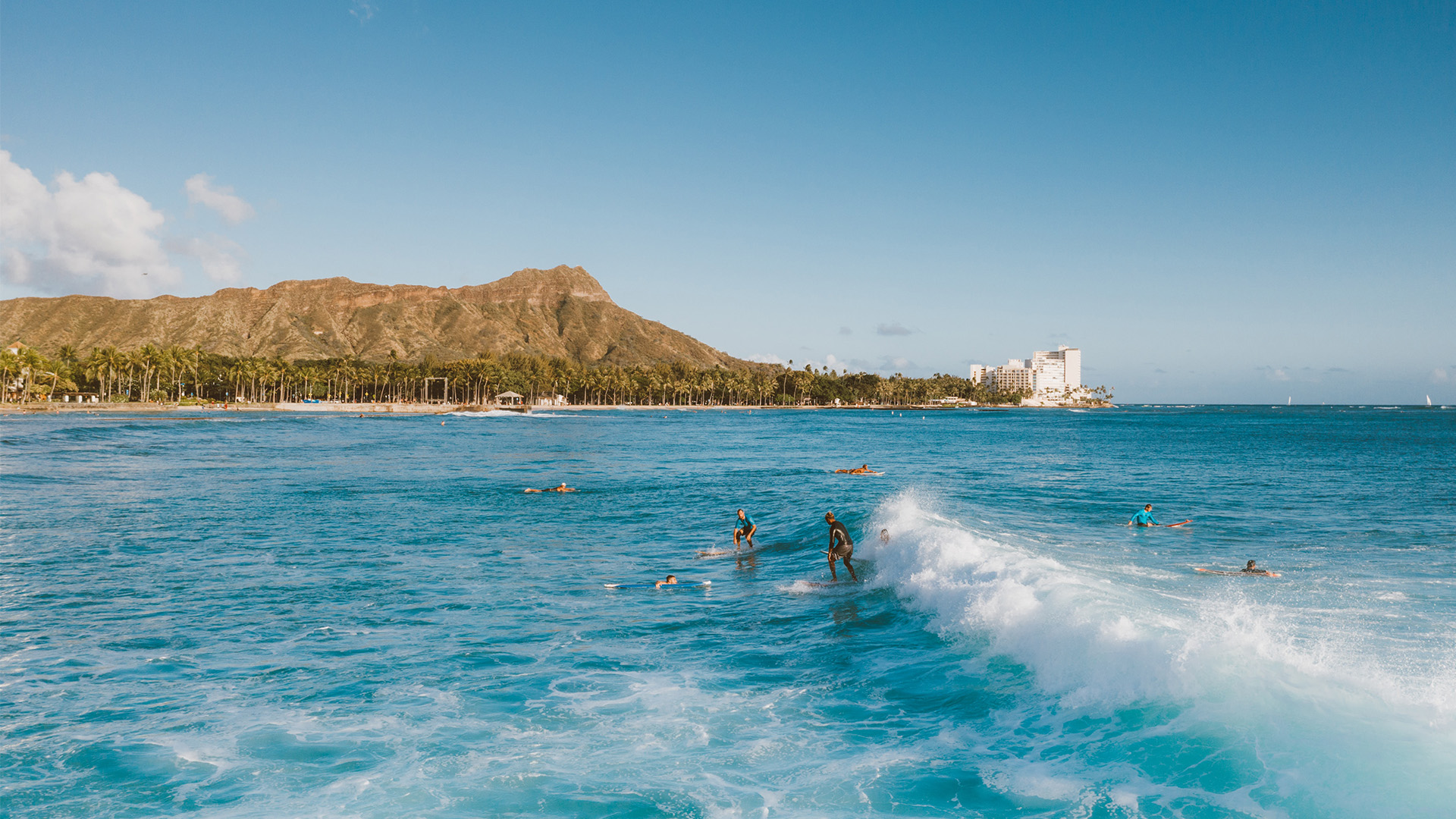Hvis du rejser til Hawaii, skal du næsten prøve en tur på et surfboard