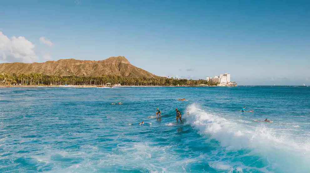 Hvis du rejser til Hawaii, skal du næsten prøve en tur på et surfboard
