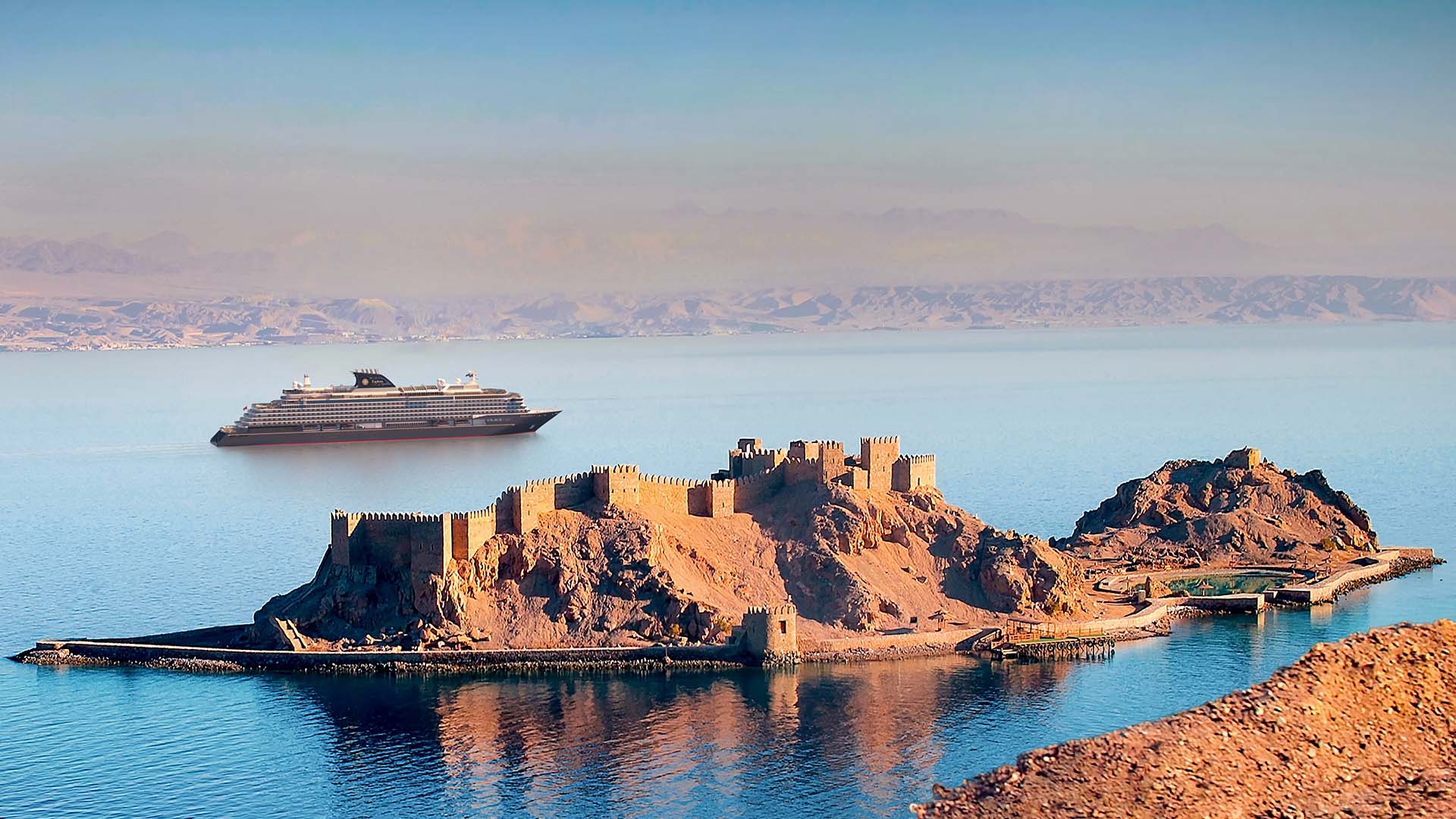 Sejl forbi flotte udsigter som Pharaoh's Island i Akababugten på dit krydstogt i Mellemøsten