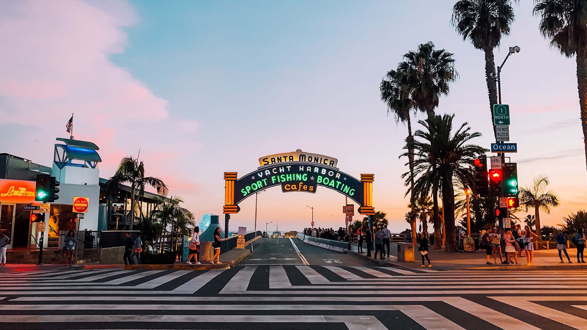 Gå en tur ud på Santa Monica Pier, og nyd solnedgangen over Stillehavet