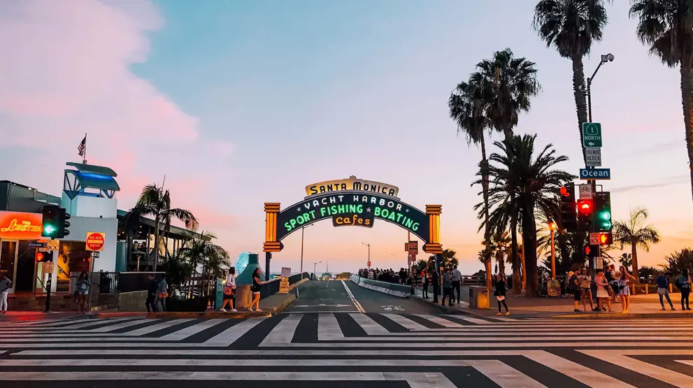 Gå en tur ud på Santa Monica Pier, og nyd solnedgangen over Stillehavet