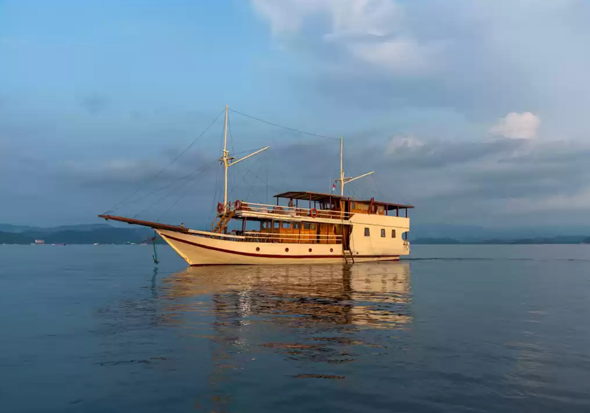 Bo ombord på en båd når du besøger Komodo | Komodo Island Boats