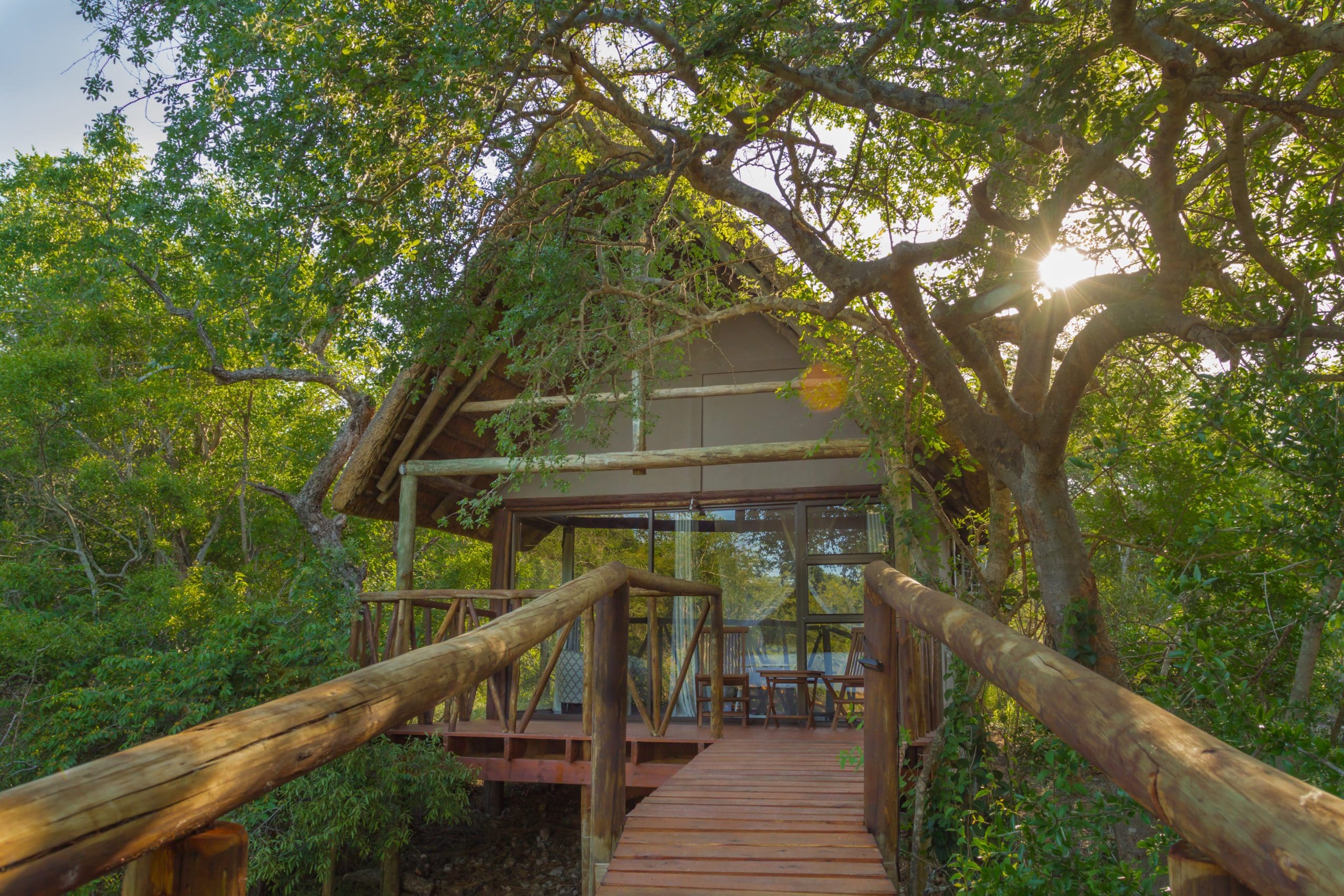 Bo i ét med naturen i disse charmerende træhytter