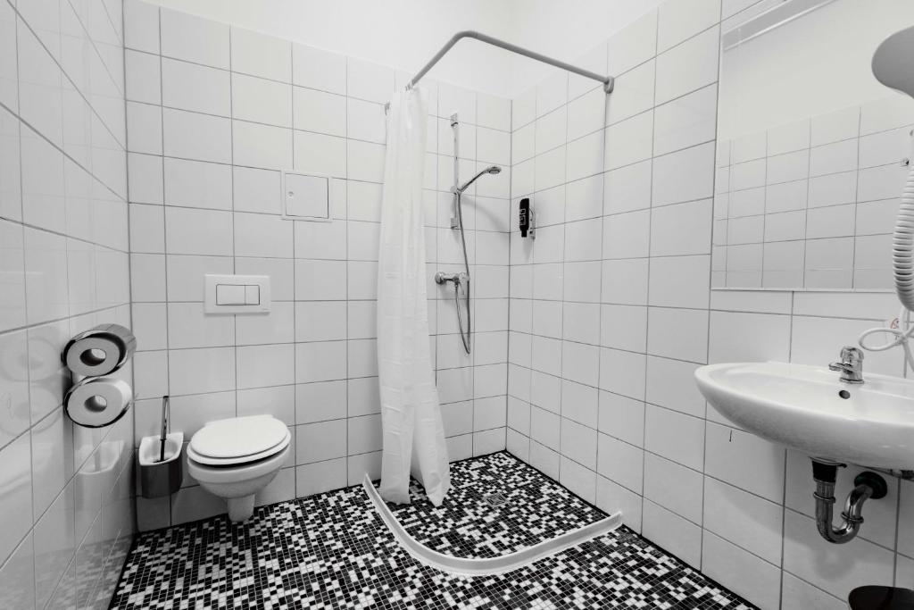 Studietur til Berlin, bo på Pegasus Hostel, badeværelse