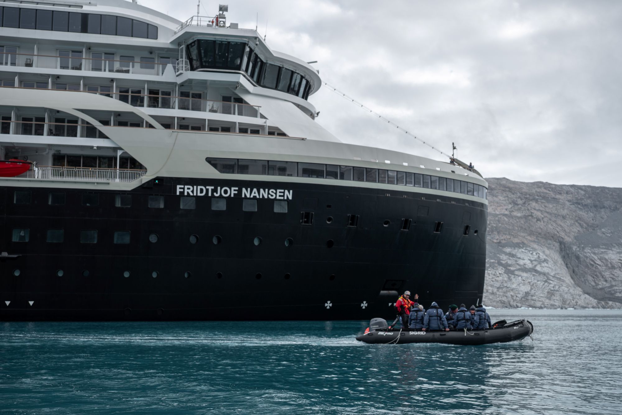MS Fridtjof Nansen tager dig gennem Grønlands storslåede arktiske landskab | Foto: Kim Rørmark/HX