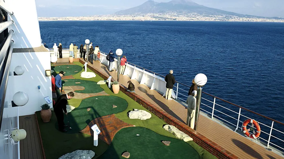 Spil miniaturegolf på MSC Musica