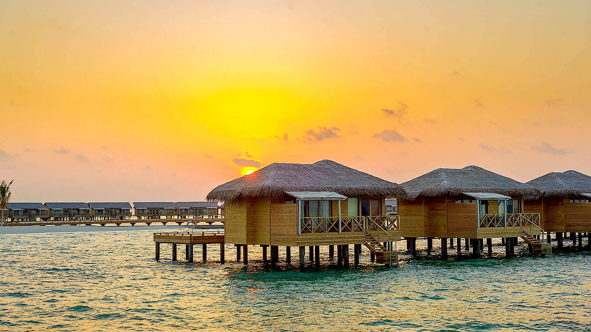 Nyd solnedgangen fra de flotte Aqua Suites