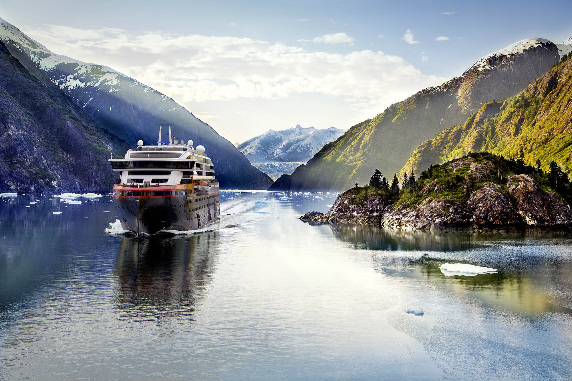 MS Roald Amundsen sejler jer trygt fra havn til havn i Alaskas små byer